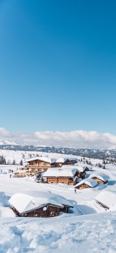 Kind steht im Tiefschnee und schaut auf die Landschaft rund um die Fageralm. | © Gerald Grünwald